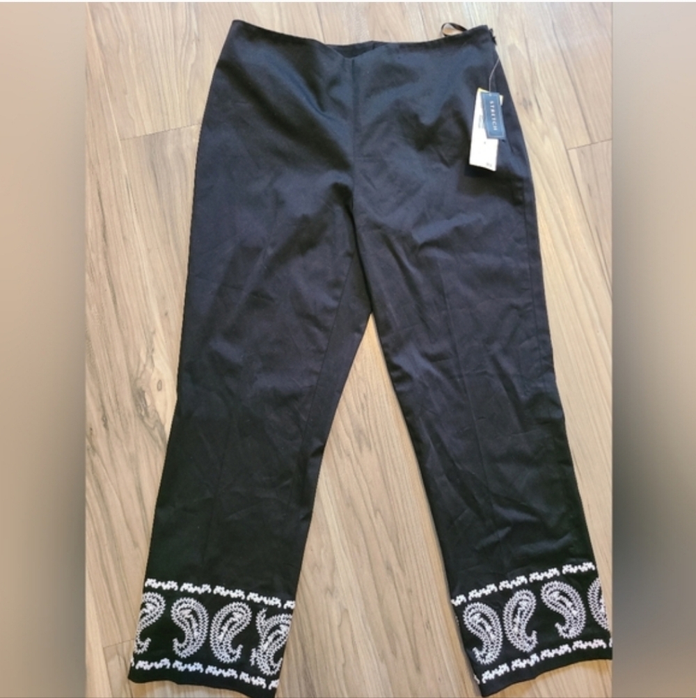 Jones New York Women's Cropped Capri Black w/ Embroidery Pants Size 4